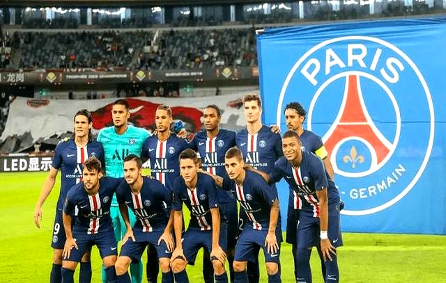 里程碑夜巴黎圣日耳曼调整名单，欧超杯今晚刷纪录，管理层满意，赛季目标并未改变的简单介绍