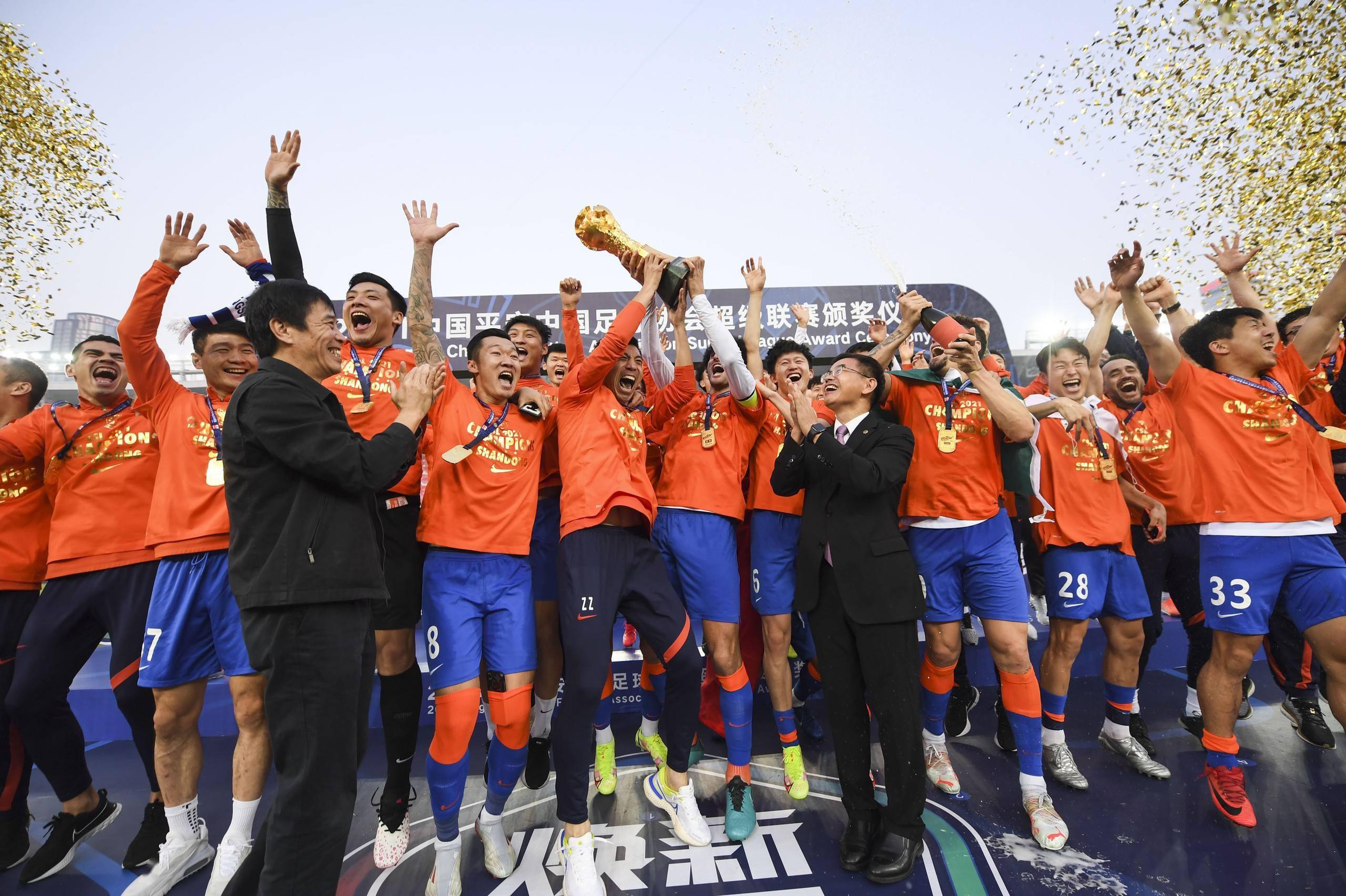 包含广州队迎国王杯关键赛，关键时刻篮板制胜，引发热议，赛程密集仍需轮换的词条