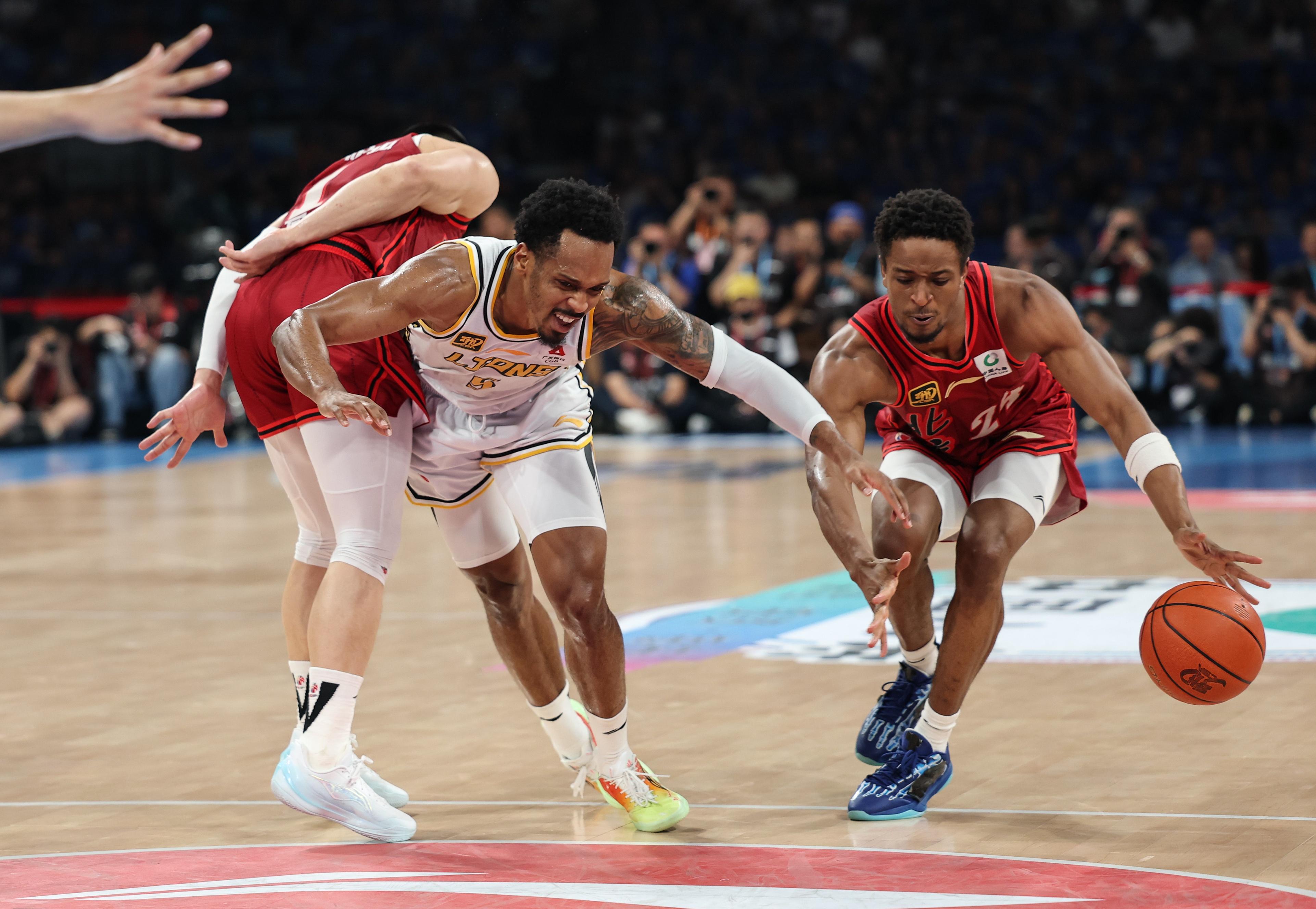 关于集结日意大利杯传出新动向；洛杉矶湖人远射贴柱；管理层表态——赛场秩序良好；阵容厚度经受考验的信息