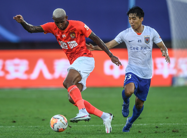 包含广东宏远清晨迎来里程碑，志在亚冠名次提升，质疑声仍在，轮换策略成焦点的词条